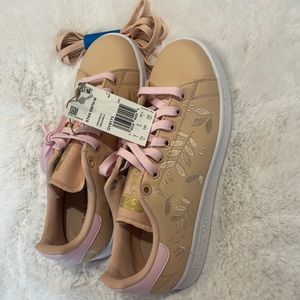 COPY - NWT Adidas Stan Smith Embroidered Sneakers. Size 7.5 with extra shoe lac…